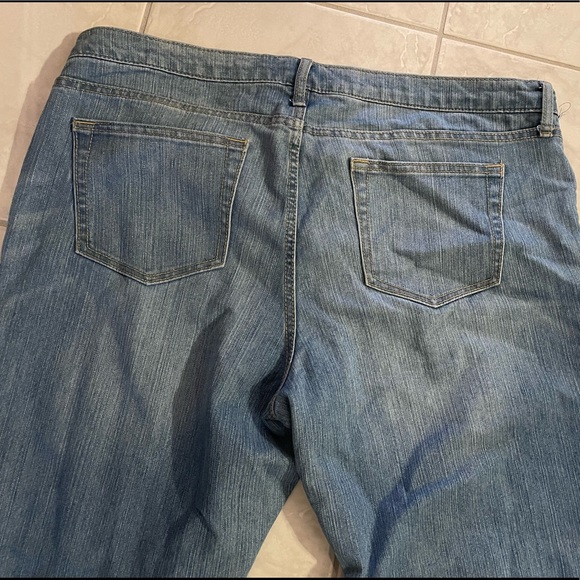 Gap fit long and lean flare jeans - light blue wash - size 16/33R - Picture 4 of 4